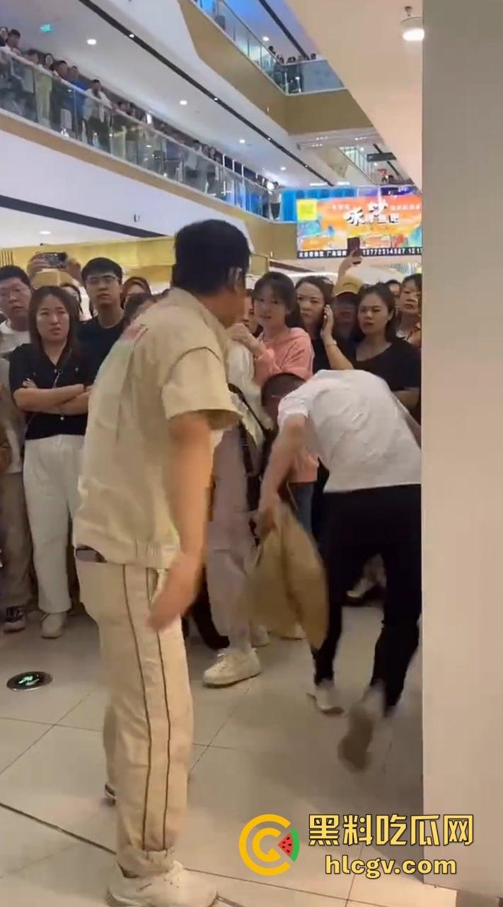 陕西女子带弟弟商场捉奸，姐弟联手怒打小三和渣姐夫！小三哭惨，姐夫被按墙扇脸不敢吭声！  第6张