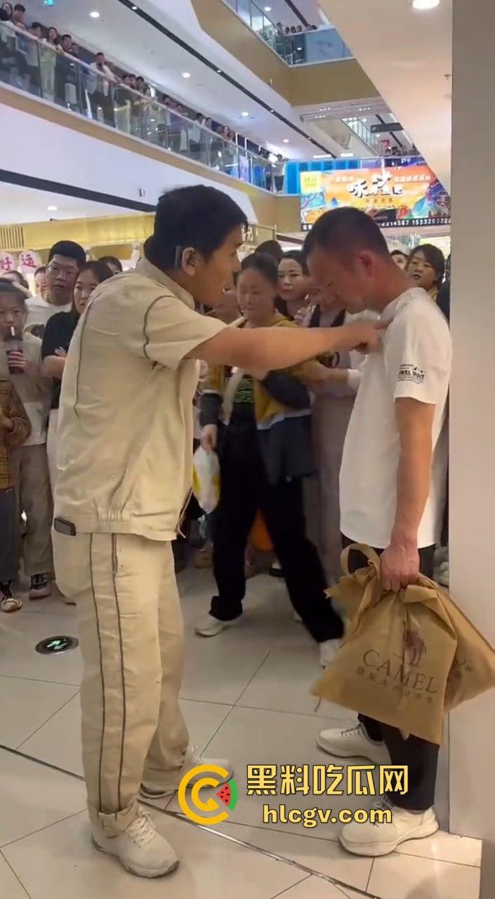 陕西女子带弟弟商场捉奸，姐弟联手怒打小三和渣姐夫！小三哭惨，姐夫被按墙扇脸不敢吭声！  第7张