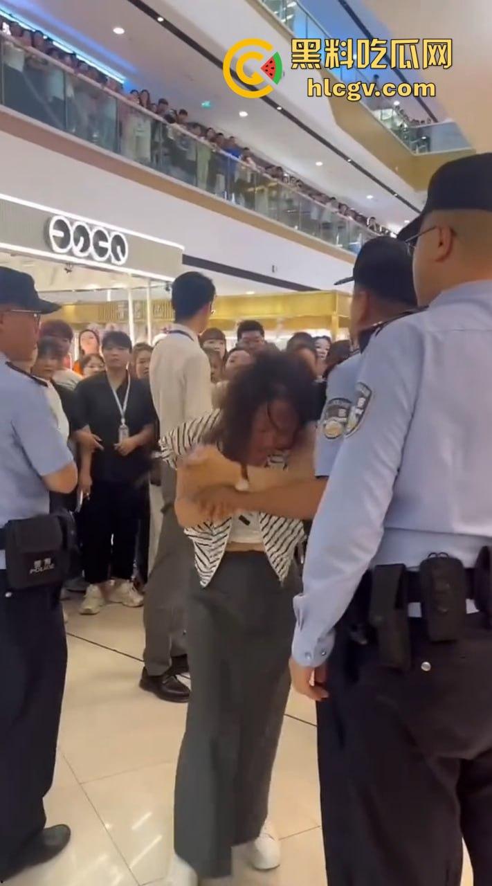 陕西女子带弟弟商场捉奸，姐弟联手怒打小三和渣姐夫！小三哭惨，姐夫被按墙扇脸不敢吭声！  第8张