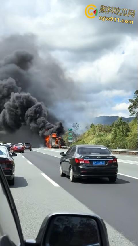 济广高速河源段货车烧成火球，黑烟滚滚堵死路，最后烧的只剩躯壳，幸亏没有爆炸，救援已到愿人平安！  第1张