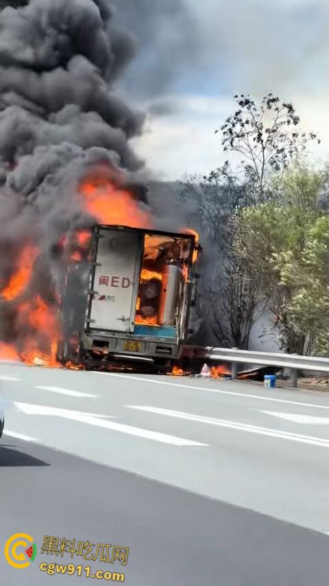 济广高速河源段货车烧成火球，黑烟滚滚堵死路，最后烧的只剩躯壳，幸亏没有爆炸，救援已到愿人平安！  第2张