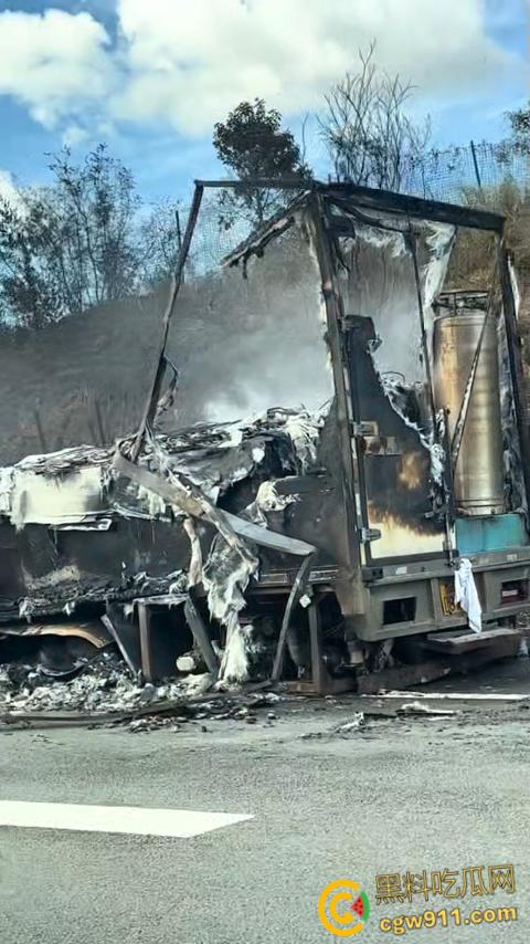 济广高速河源段货车烧成火球，黑烟滚滚堵死路，最后烧的只剩躯壳，幸亏没有爆炸，救援已到愿人平安！  第3张