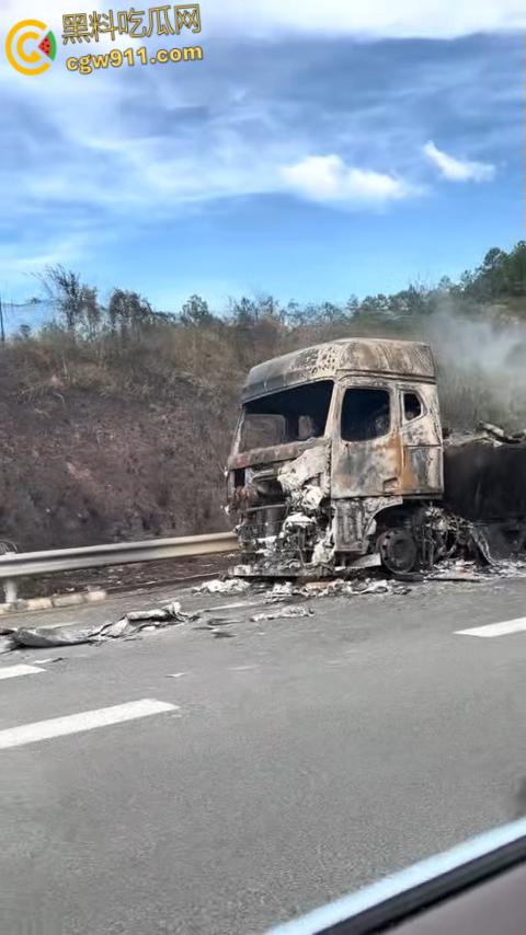 济广高速河源段货车烧成火球，黑烟滚滚堵死路，最后烧的只剩躯壳，幸亏没有爆炸，救援已到愿人平安！  第4张