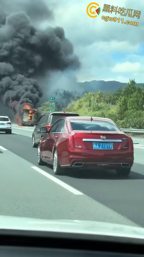 济广高速河源段货车烧成火球，黑烟滚滚堵死路，最后烧的只剩躯壳，幸亏没有爆炸，救援已到愿人平安！  第5张