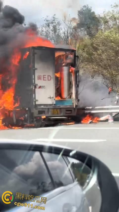 济广高速河源段货车烧成火球，黑烟滚滚堵死路，最后烧的只剩躯壳，幸亏没有爆炸，救援已到愿人平安！  第6张