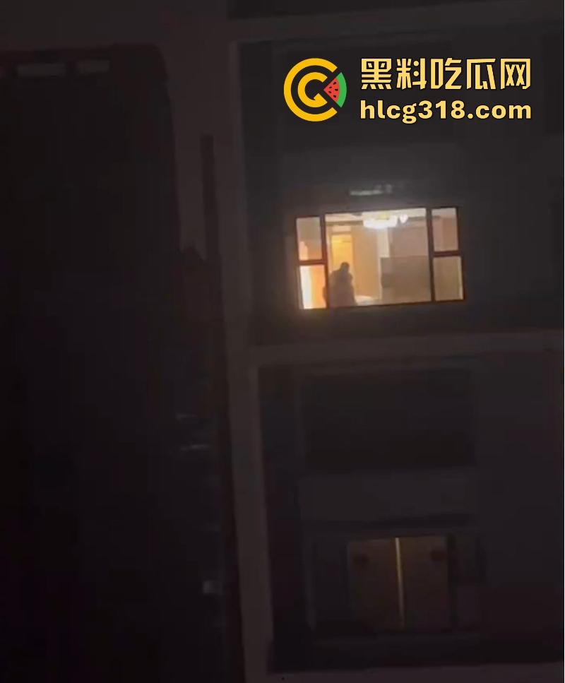 商务套房惊现落地窗前激情做爱！灯也不关窗帘也不拉 多种姿势爆操打桩不停 看得人饥渴难耐！  第5张