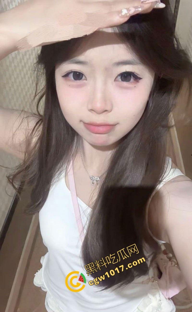 浙大清纯学妹【李溪楠】被爆性爱视频：粉裙白袜，被前男友猛操嫩穴，脸带满足笑，真正骚货贱玩！  第1张