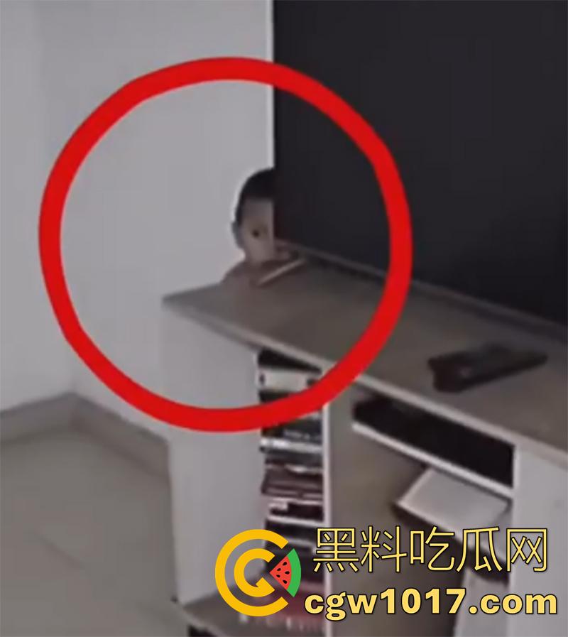 全球爆火奇闻灵异事件，真实录制诡异时刻，电视后的小孩，楼梯道的黑影，坚持看完你的胆量将再次进阶升华！  第5张