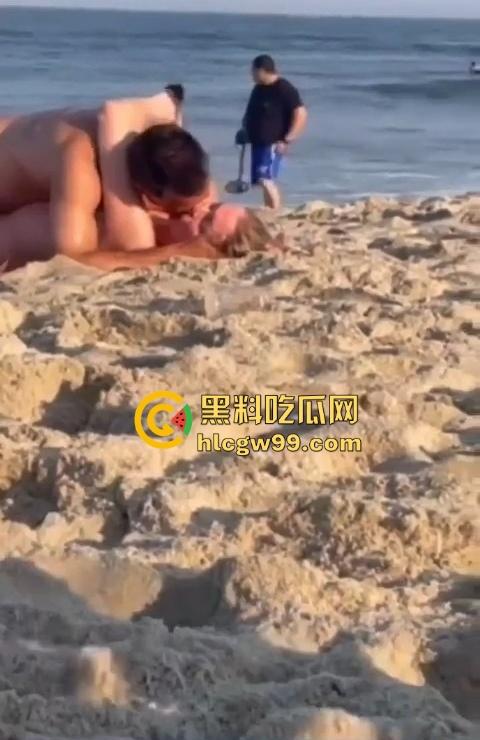 公共沙滩变成人体交配现场，老外光天化日下当着孩子面直接操逼，老黑直接上去用水泼降温警告！  第1张