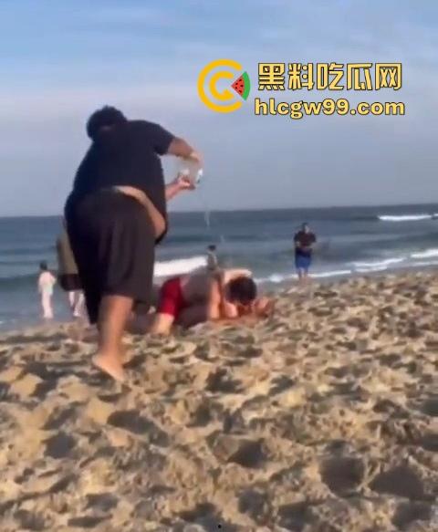 公共沙滩变成人体交配现场，老外光天化日下当着孩子面直接操逼，老黑直接上去用水泼降温警告！  第2张