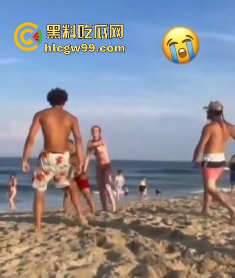 公共沙滩变成人体交配现场，老外光天化日下当着孩子面直接操逼，老黑直接上去用水泼降温警告！  第3张