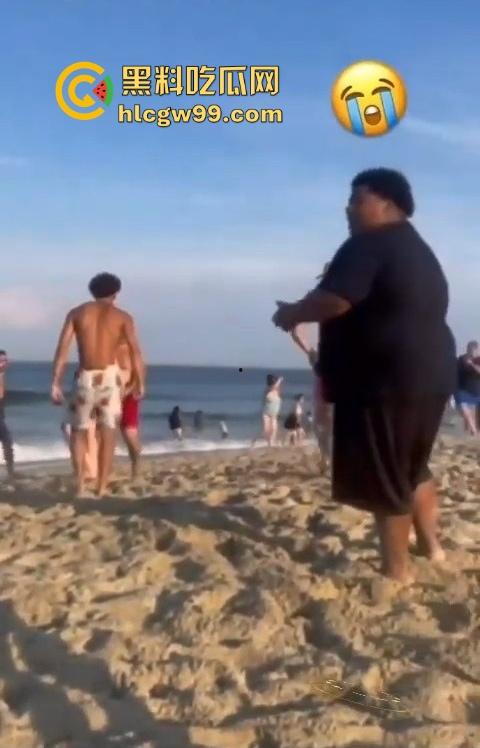公共沙滩变成人体交配现场，老外光天化日下当着孩子面直接操逼，老黑直接上去用水泼降温警告！  第4张