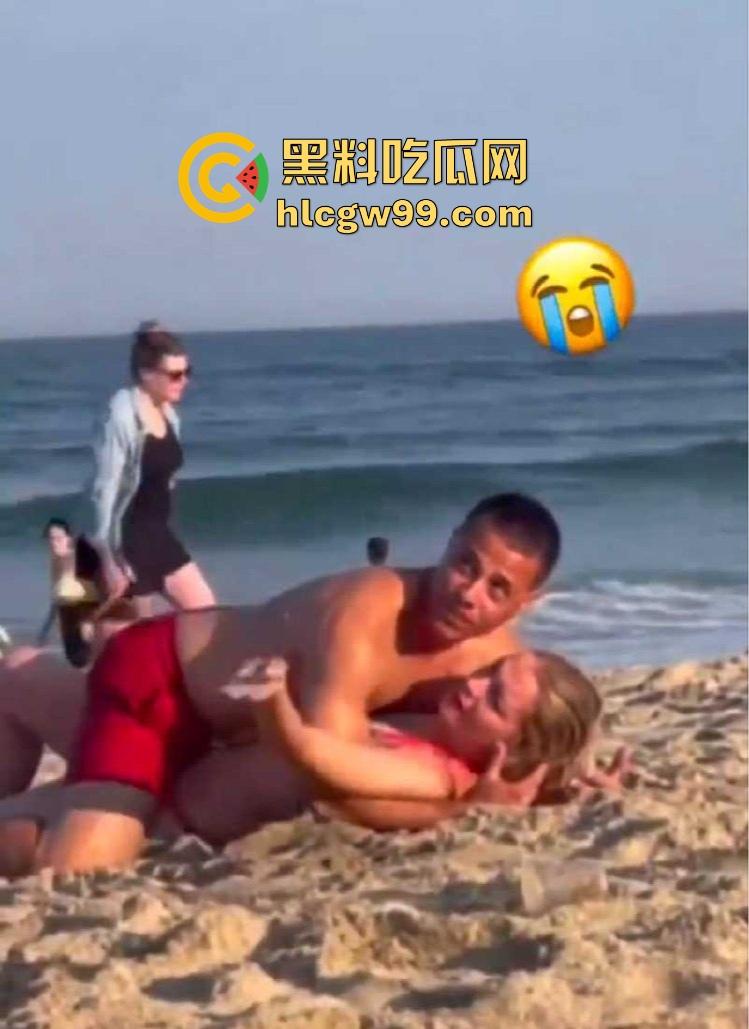 公共沙滩变成人体交配现场，老外光天化日下当着孩子面直接操逼，老黑直接上去用水泼降温警告！  第7张
