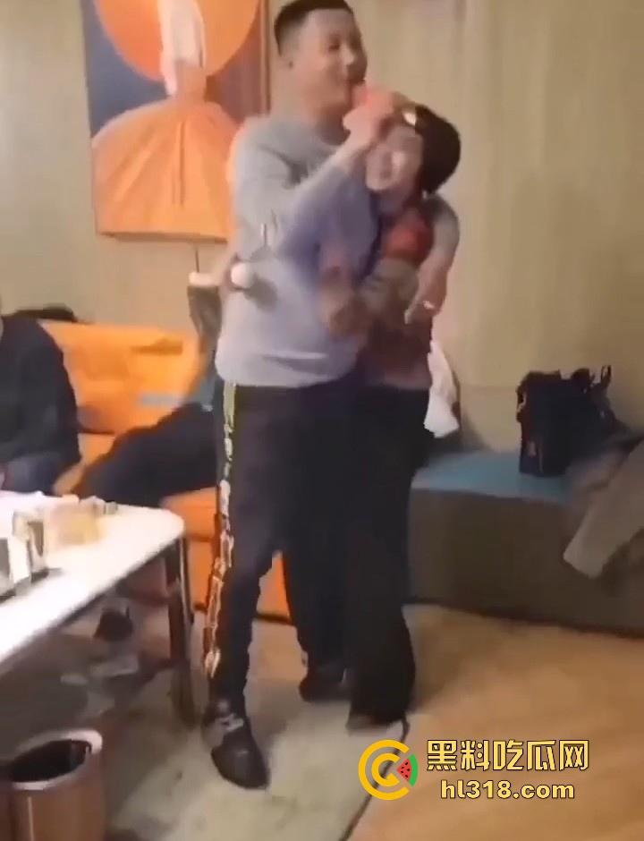 此乃吾辈楷模，年轻小伙面对极品富婆，不惜出卖肉体，有些钱啊就该他赚，这都能啃下去！  第2张