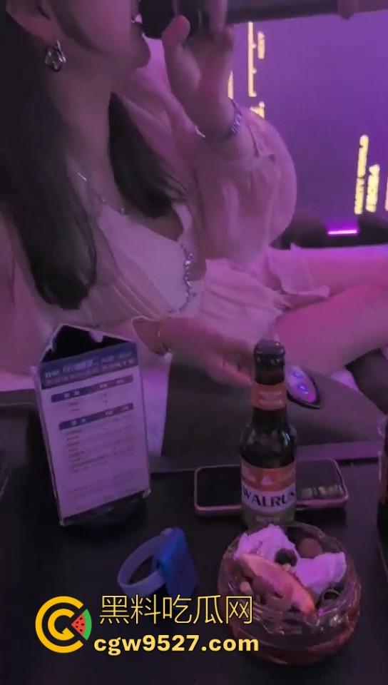 杭州富婆开心福利局，点年轻小奶狗按摩唱歌，加钱加钟带回酒店骑乘榨精，不懂就问应聘男技师有什么要求！  第1张