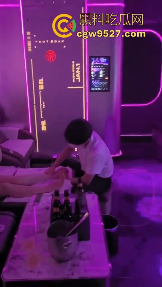杭州富婆开心福利局，点年轻小奶狗按摩唱歌，加钱加钟带回酒店骑乘榨精，不懂就问应聘男技师有什么要求！  第4张