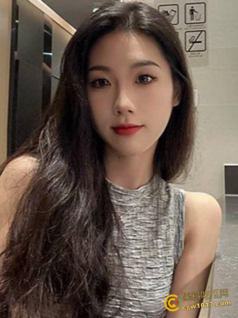 高颜值台球助教【李宇萱】，私下约炮金主被3p调教，情趣短裙包裹娇躯，樱桃小嘴猛吸大屌，后入猛操极品翘臀！  第1张