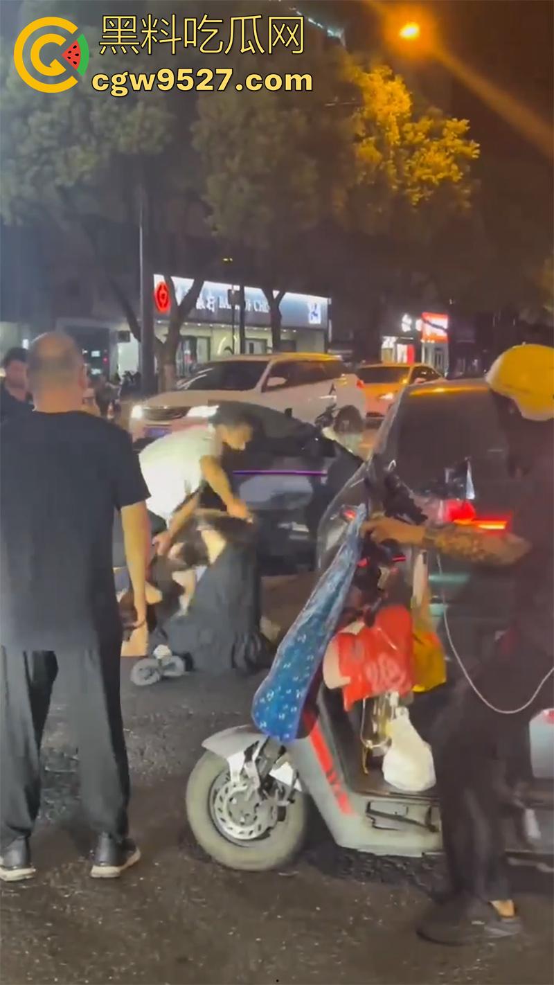 杭州某酒店门口，惊现捉奸名场面，男子抓到老婆出轨，当街疯狂殴打战斗力超群，拳拳到肉怒打奸夫！  第1张