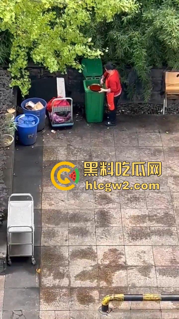 成都猪脚饭店爆雷！潲水桶的油循环再用，健康又美味，老板娘废物利用一绝！  第5张