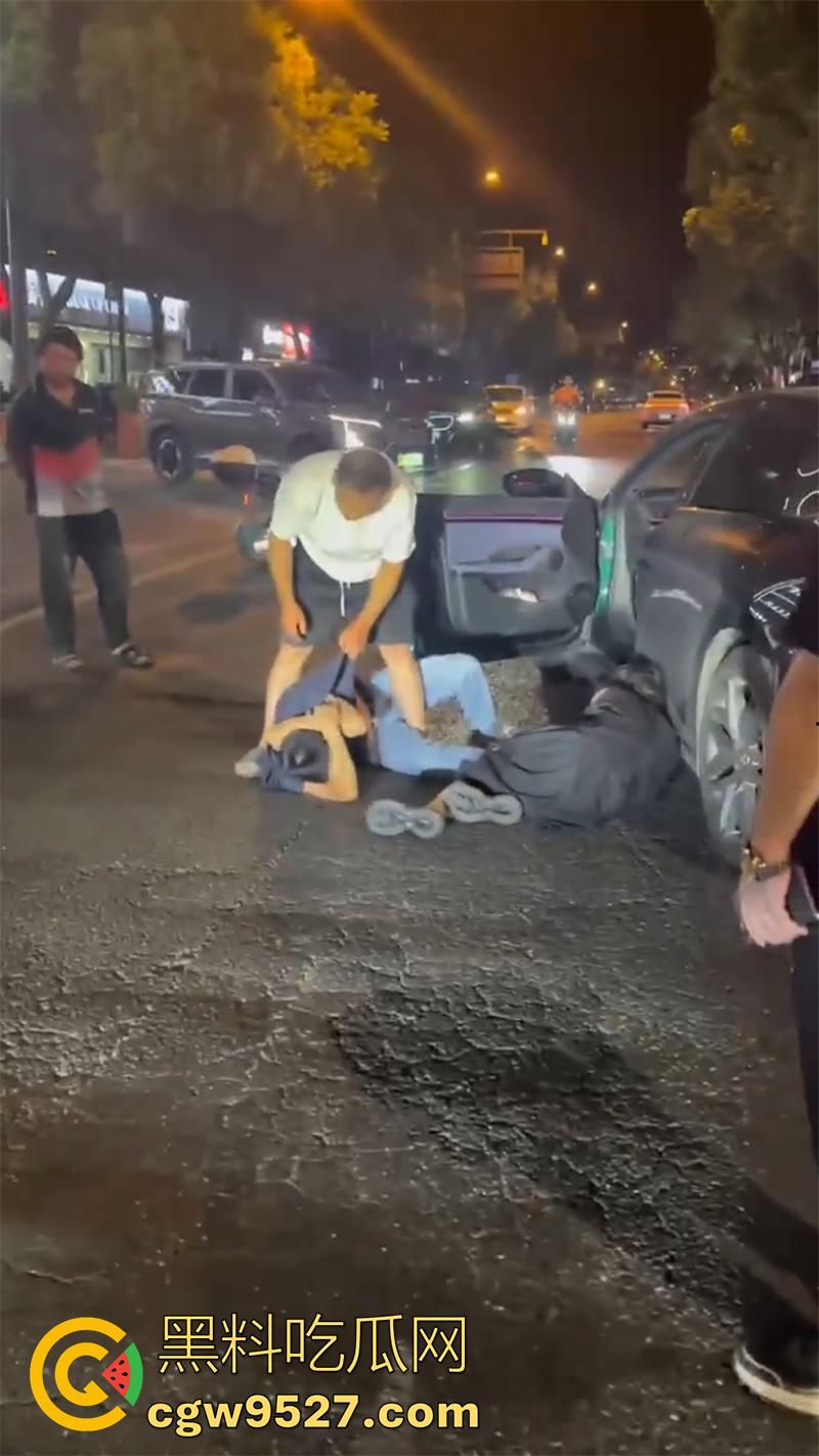 杭州某酒店门口，惊现捉奸名场面，男子抓到老婆出轨，当街疯狂殴打战斗力超群，拳拳到肉怒打奸夫！  第2张