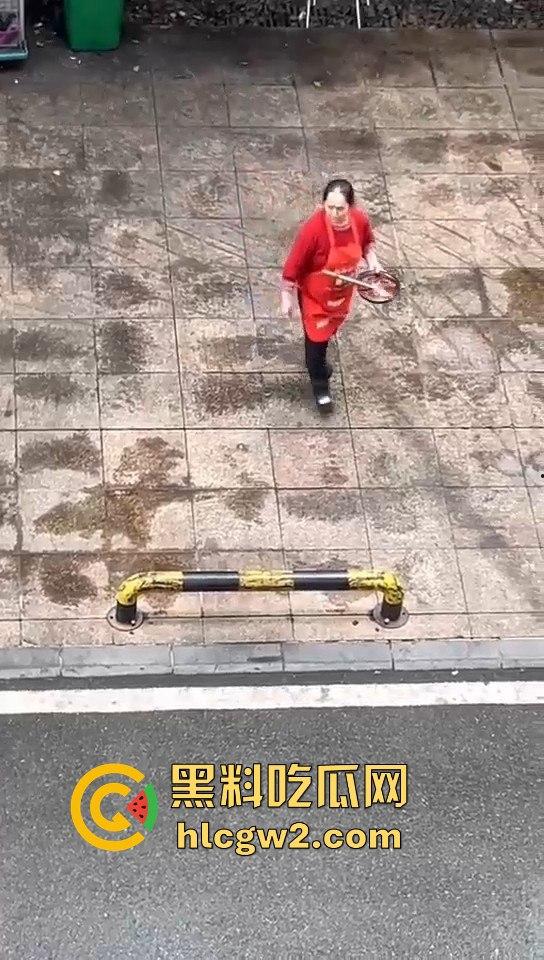 成都猪脚饭店爆雷！潲水桶的油循环再用，健康又美味，老板娘废物利用一绝！  第6张