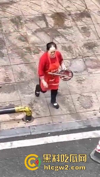 成都猪脚饭店爆雷！潲水桶的油循环再用，健康又美味，老板娘废物利用一绝！  第7张