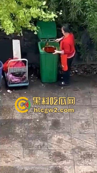 成都猪脚饭店爆雷！潲水桶的油循环再用，健康又美味，老板娘废物利用一绝！  第8张