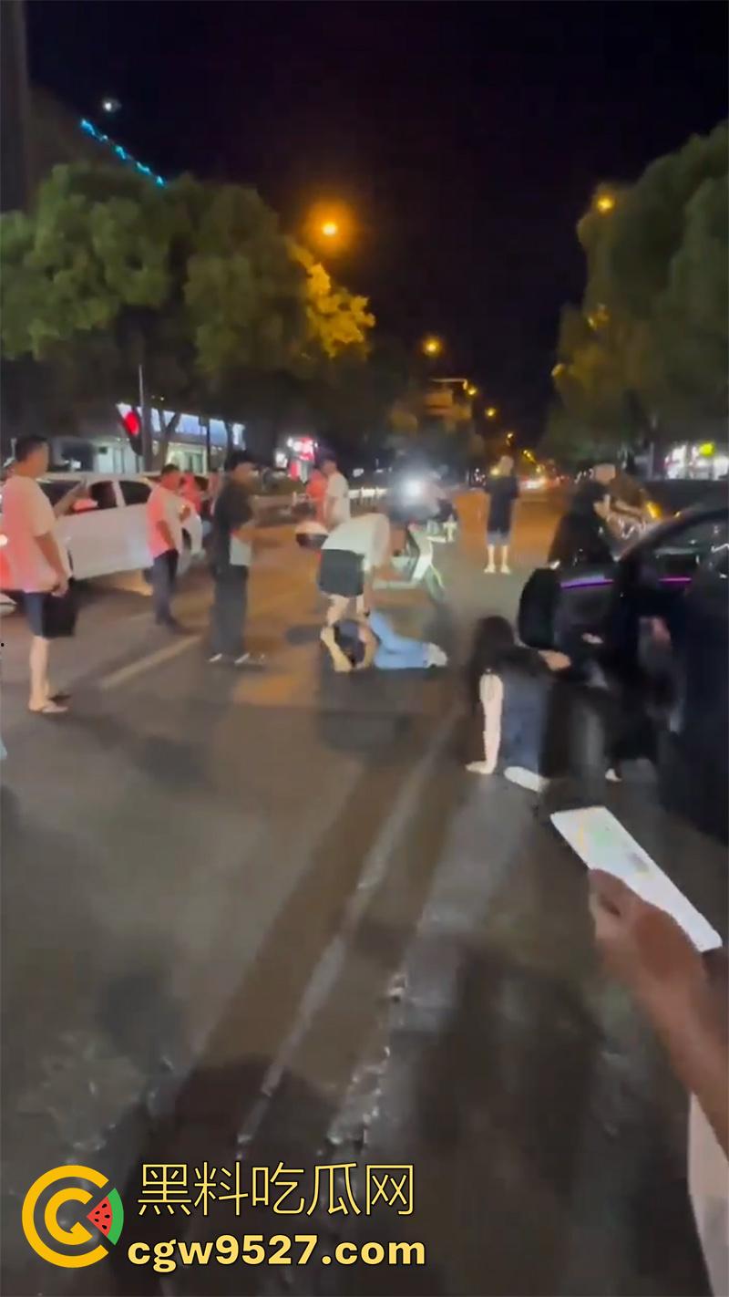 杭州某酒店门口，惊现捉奸名场面，男子抓到老婆出轨，当街疯狂殴打战斗力超群，拳拳到肉怒打奸夫！  第3张