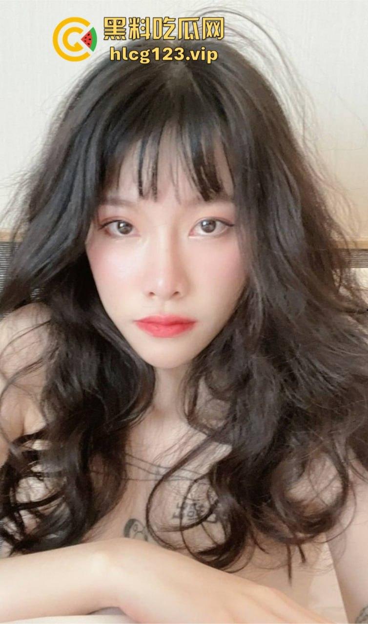 精神小骚妹独自在家玩弄自己！内内纹身自拍，抽烟玩骚，自慰爽到飞起！  第2张