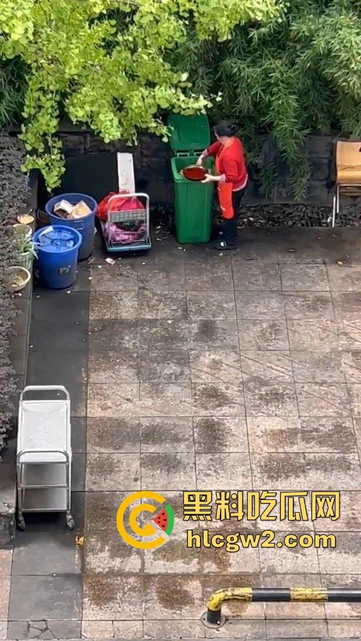 成都猪脚饭店爆雷！潲水桶的油循环再用，健康又美味，老板娘废物利用一绝！  第9张