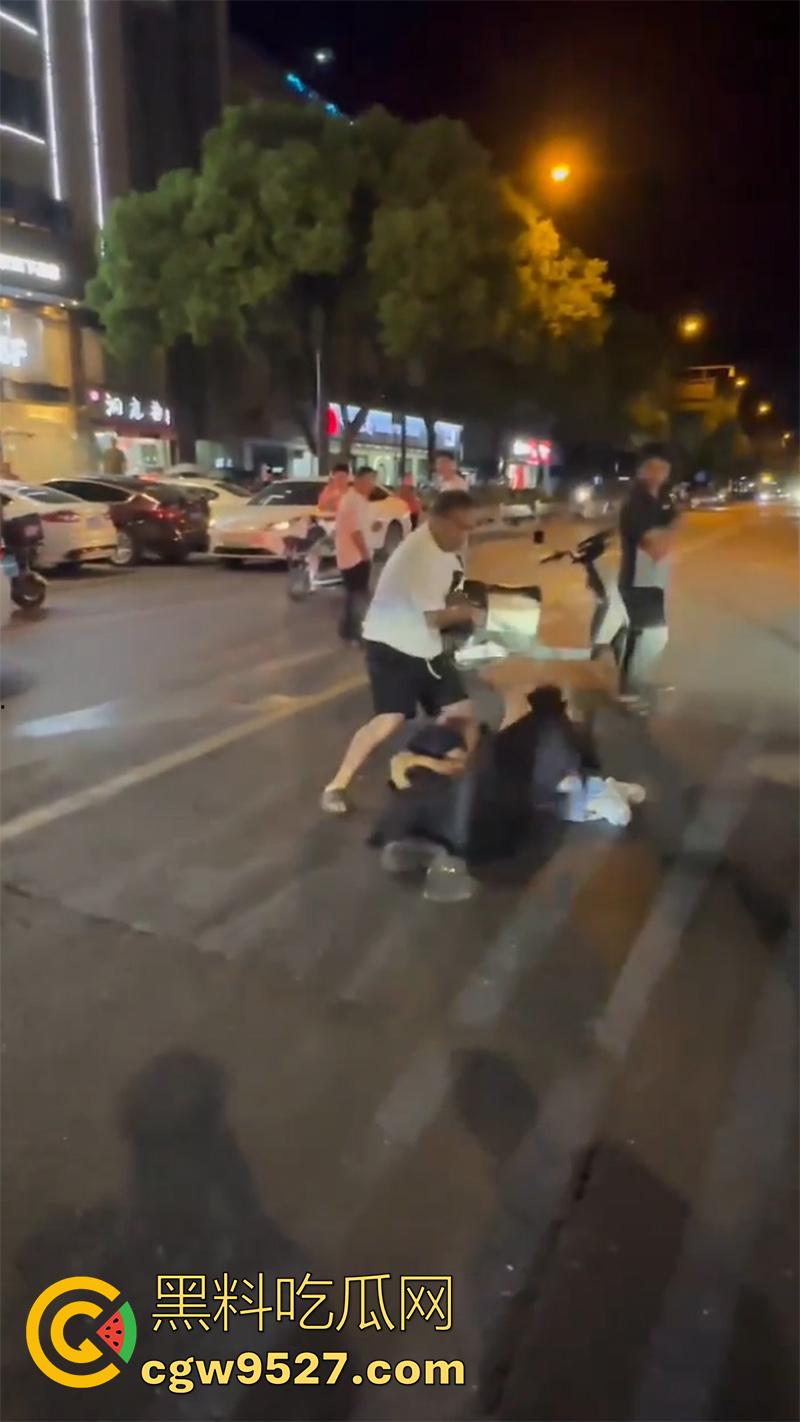 杭州某酒店门口，惊现捉奸名场面，男子抓到老婆出轨，当街疯狂殴打战斗力超群，拳拳到肉怒打奸夫！  第4张