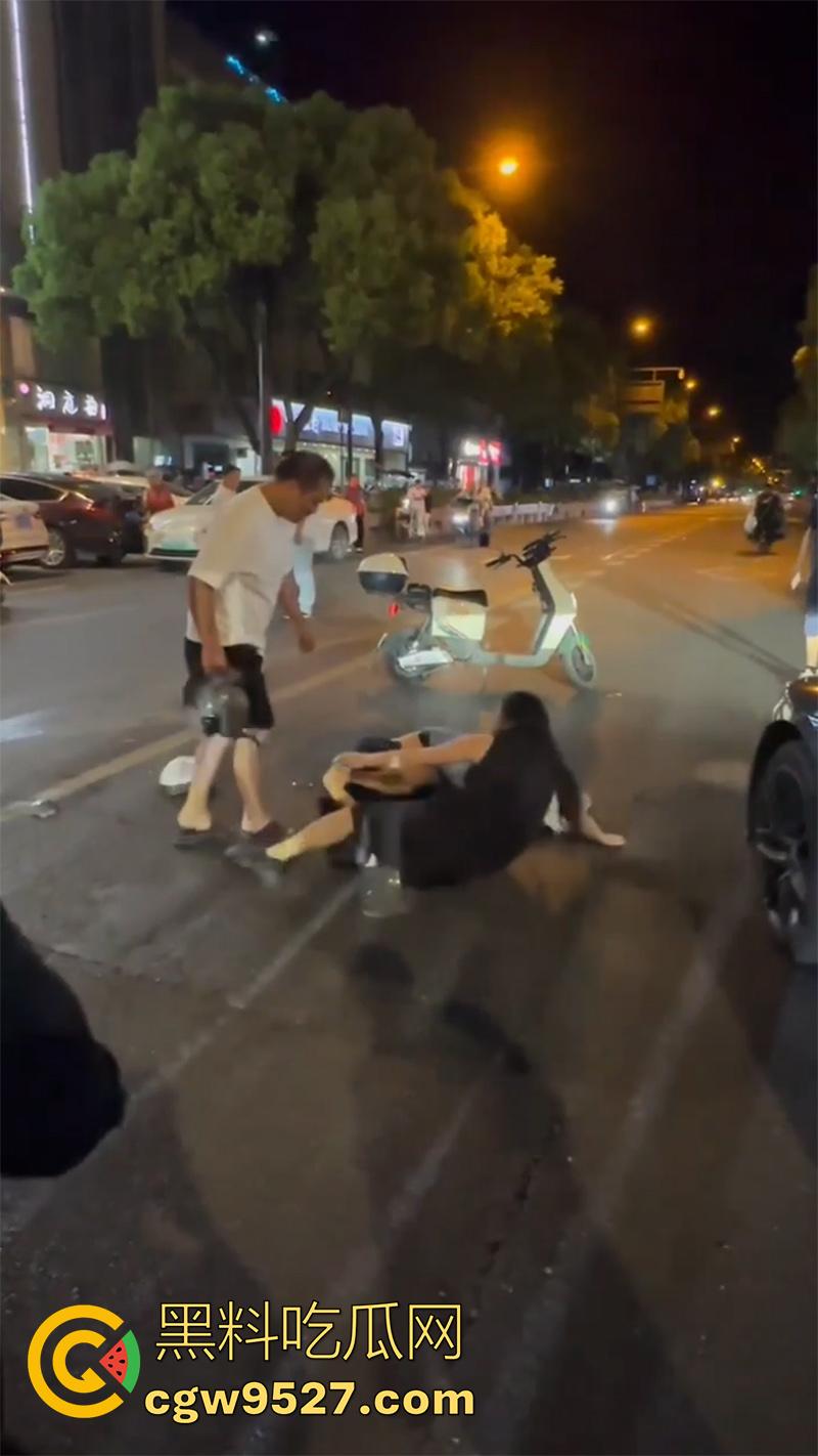 杭州某酒店门口，惊现捉奸名场面，男子抓到老婆出轨，当街疯狂殴打战斗力超群，拳拳到肉怒打奸夫！  第5张