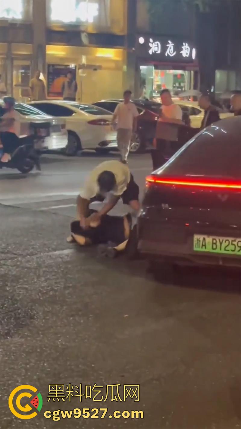 杭州某酒店门口，惊现捉奸名场面，男子抓到老婆出轨，当街疯狂殴打战斗力超群，拳拳到肉怒打奸夫！  第6张