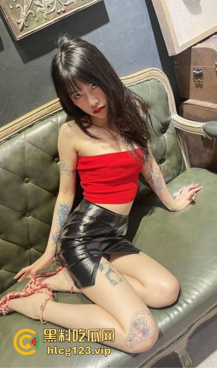 精神小骚妹独自在家玩弄自己！内内纹身自拍，抽烟玩骚，自慰爽到飞起！  第3张