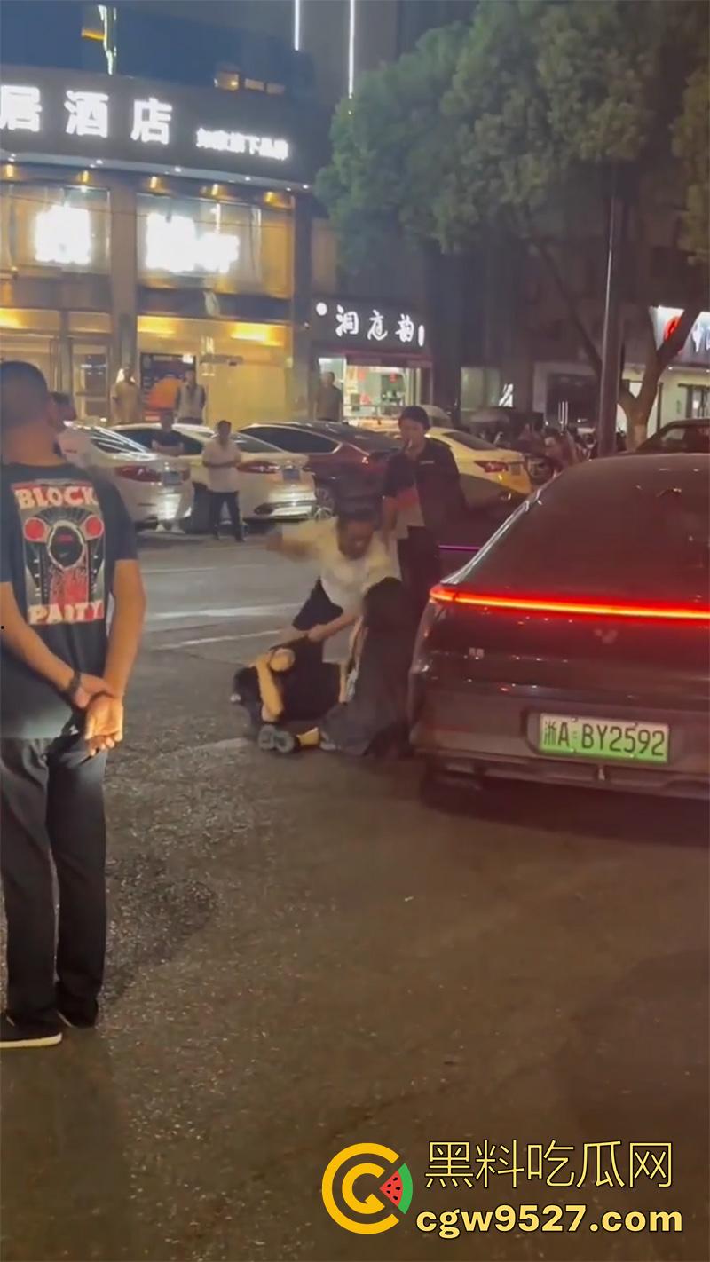 杭州某酒店门口，惊现捉奸名场面，男子抓到老婆出轨，当街疯狂殴打战斗力超群，拳拳到肉怒打奸夫！  第7张