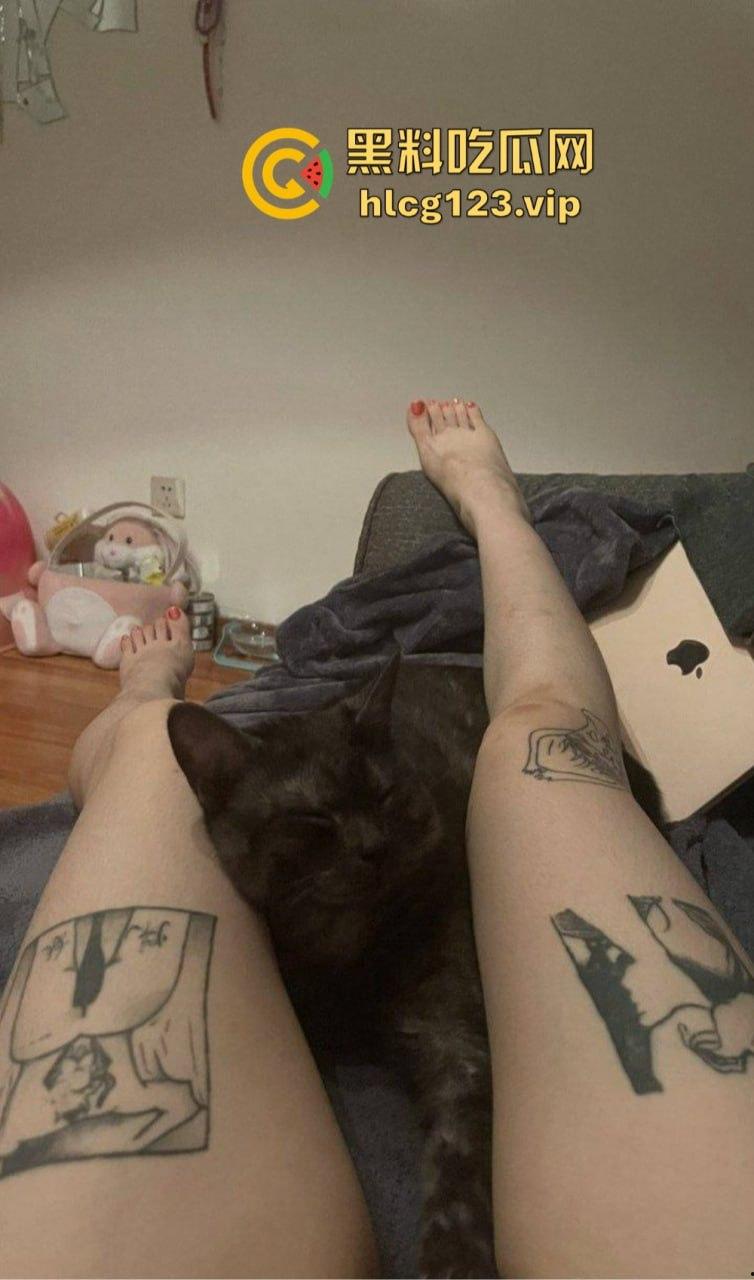 精神小骚妹独自在家玩弄自己！内内纹身自拍，抽烟玩骚，自慰爽到飞起！  第4张