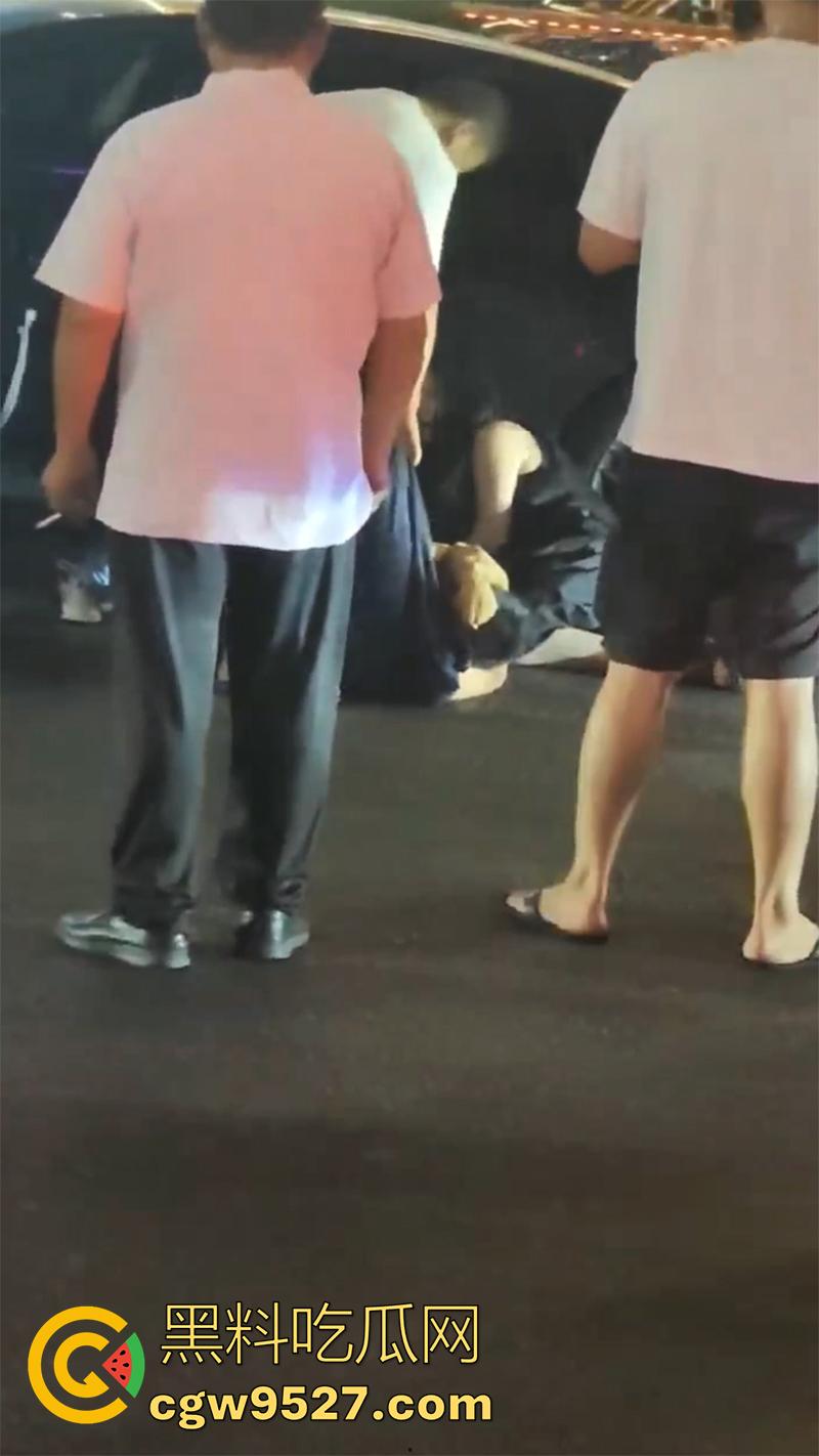 杭州某酒店门口，惊现捉奸名场面，男子抓到老婆出轨，当街疯狂殴打战斗力超群，拳拳到肉怒打奸夫！  第8张