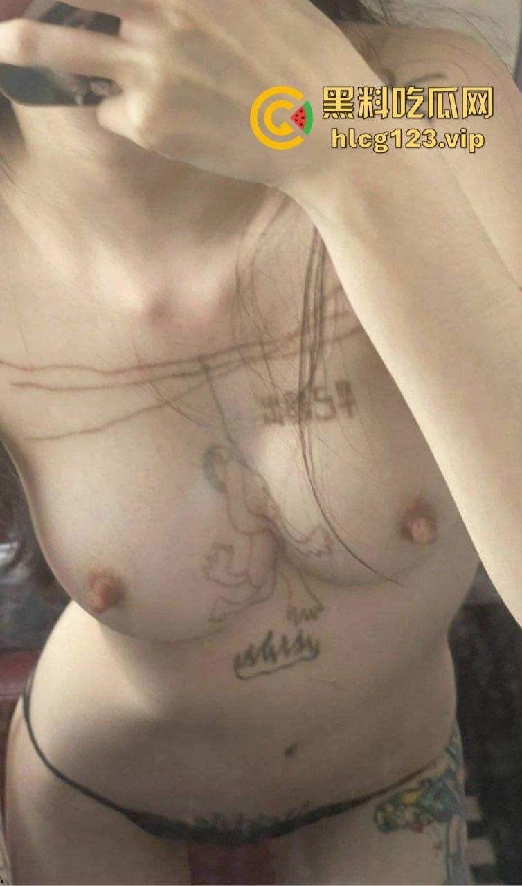 精神小骚妹独自在家玩弄自己！内内纹身自拍，抽烟玩骚，自慰爽到飞起！  第5张