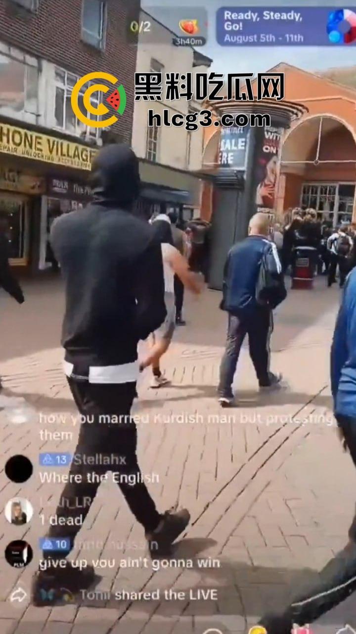 英国移民集会冲突升级：武装移民群体街头抗议引发暴力冲突！  第2张