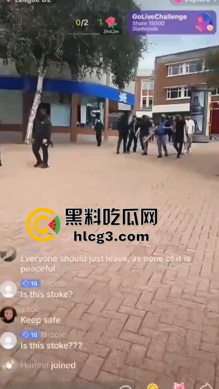 英国移民集会冲突升级：武装移民群体街头抗议引发暴力冲突！  第3张
