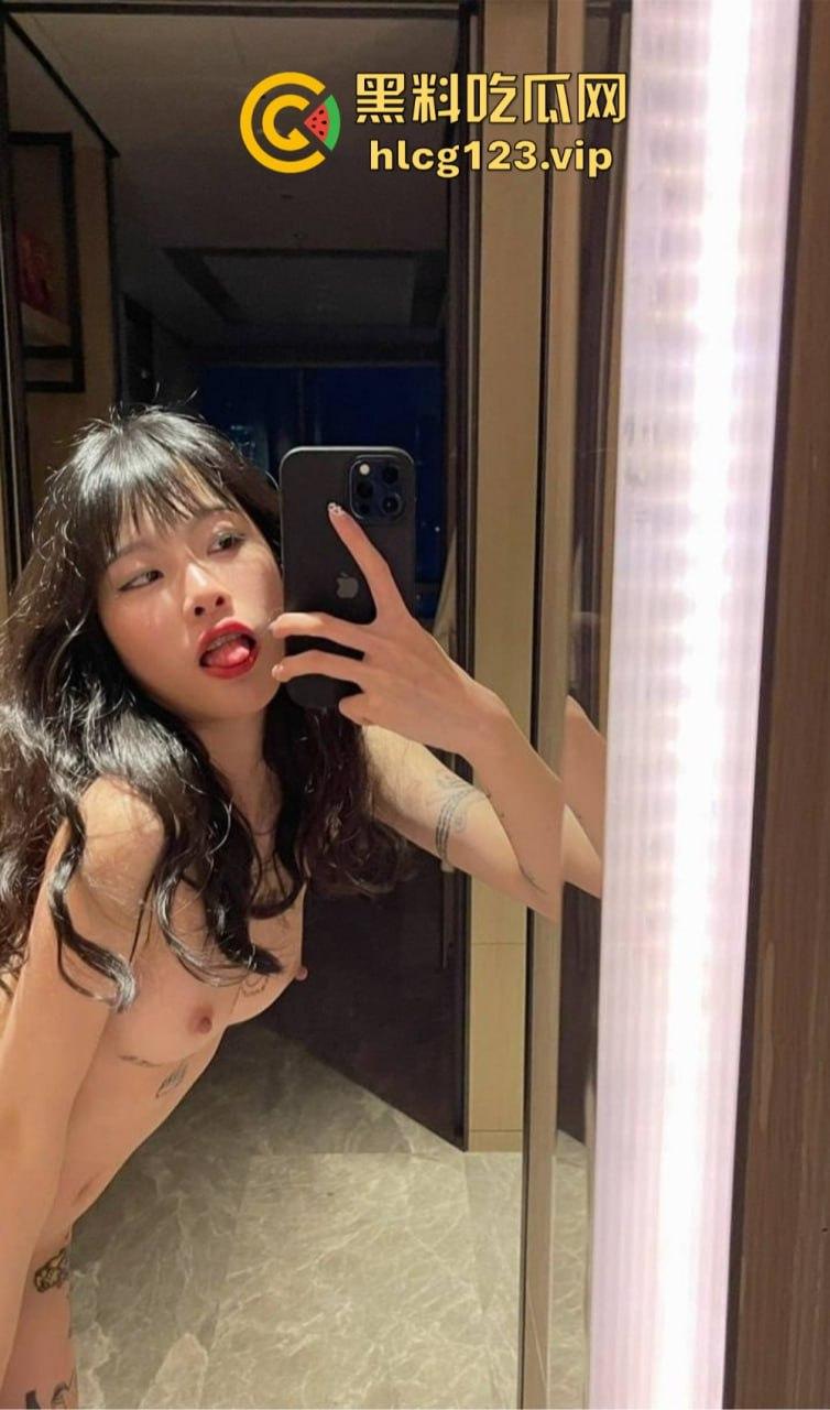 精神小骚妹独自在家玩弄自己！内内纹身自拍，抽烟玩骚，自慰爽到飞起！  第10张