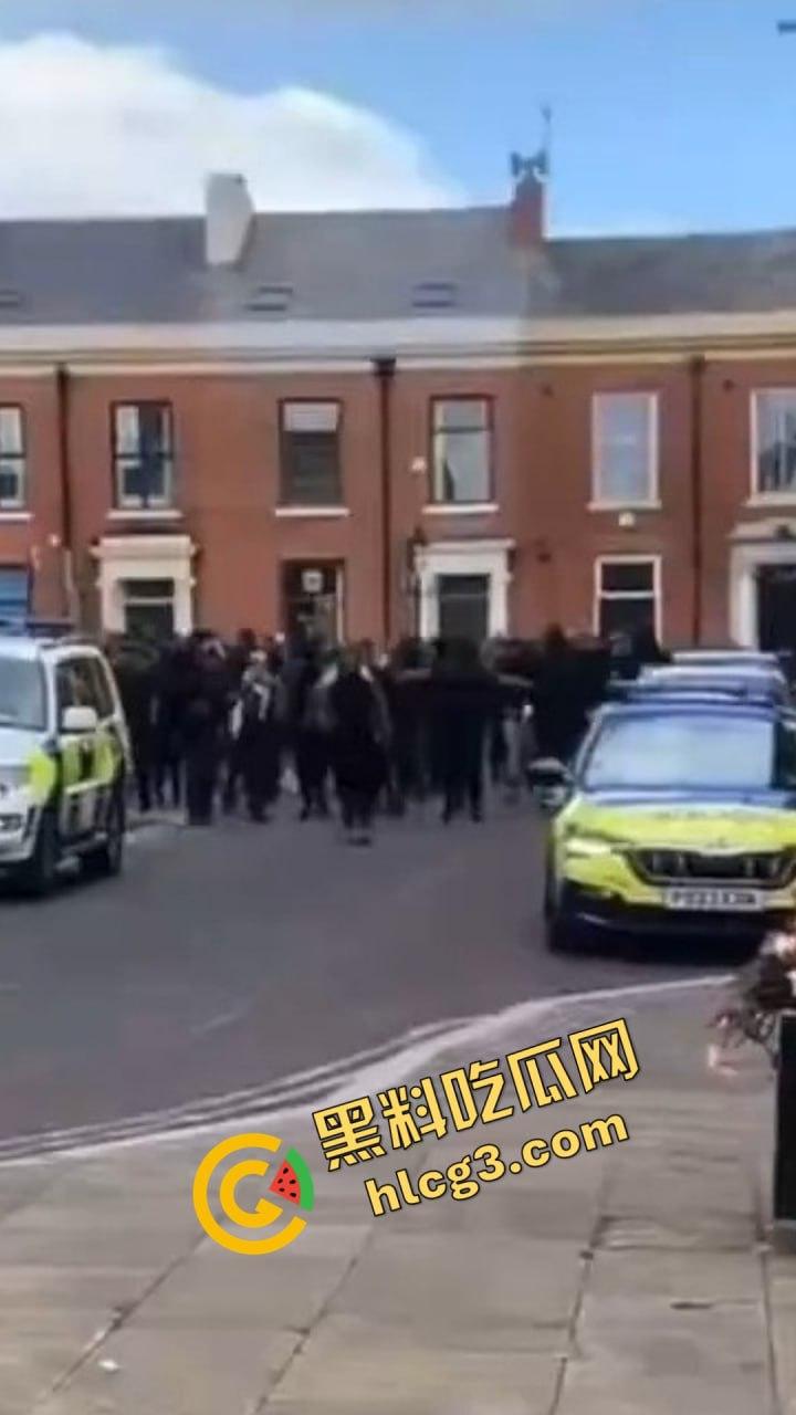 英国移民集会冲突升级：武装移民群体街头抗议引发暴力冲突！  第4张