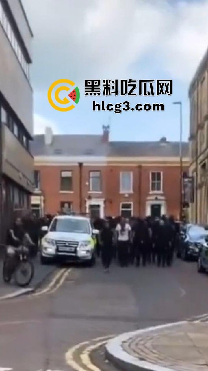英国移民集会冲突升级：武装移民群体街头抗议引发暴力冲突！  第5张