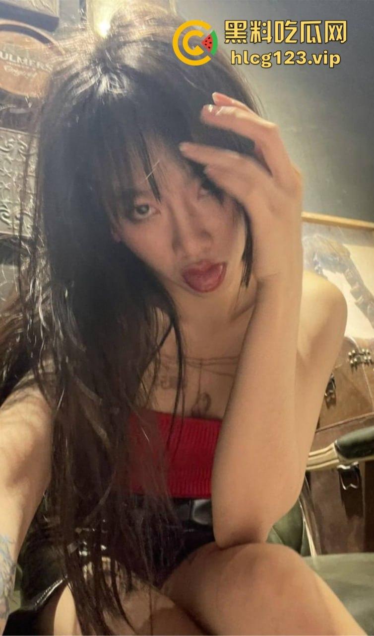 精神小骚妹独自在家玩弄自己！内内纹身自拍，抽烟玩骚，自慰爽到飞起！  第11张