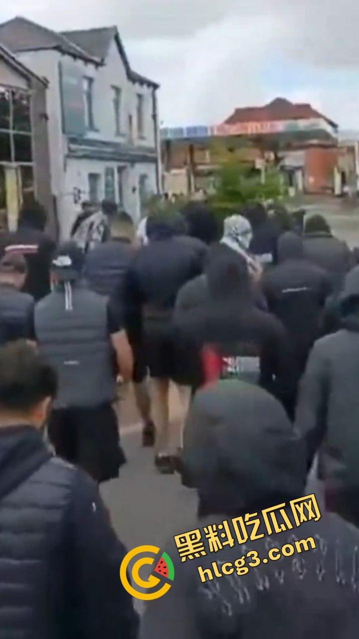 英国移民集会冲突升级：武装移民群体街头抗议引发暴力冲突！  第6张