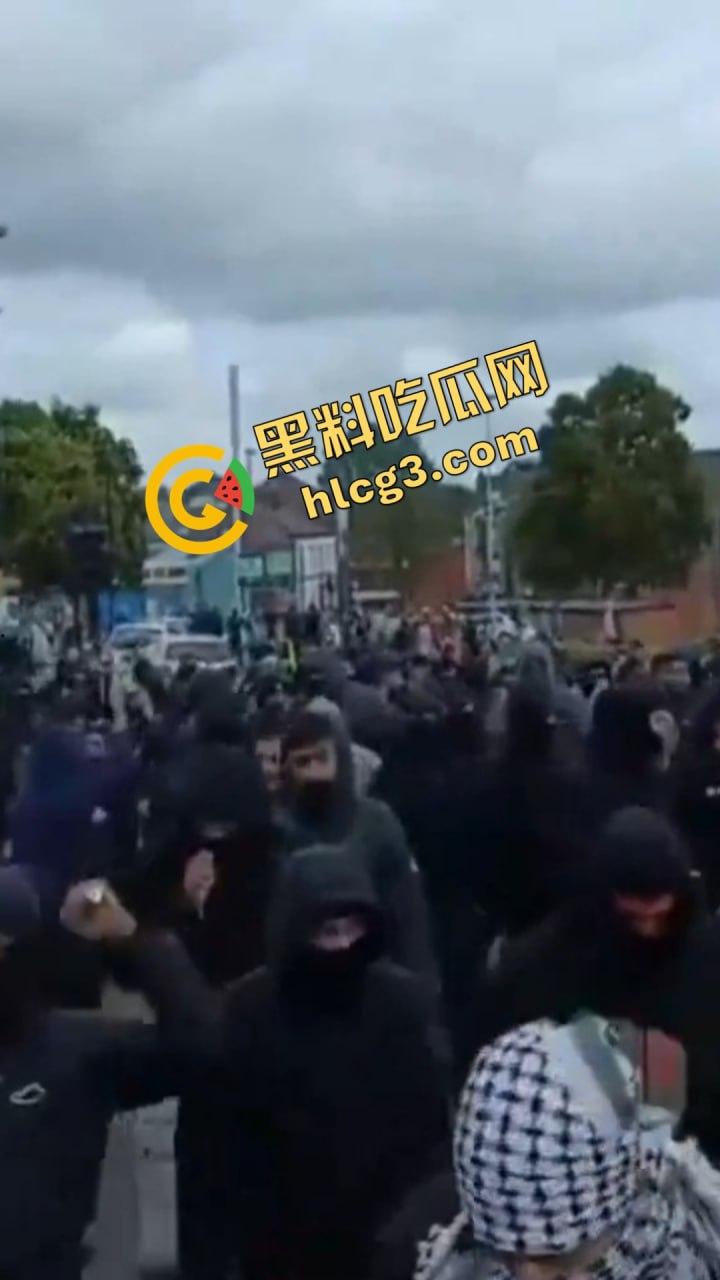 英国移民集会冲突升级：武装移民群体街头抗议引发暴力冲突！  第7张