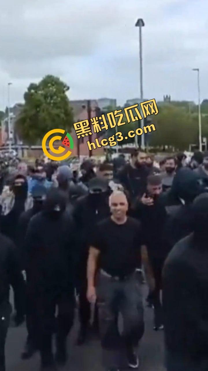 英国移民集会冲突升级：武装移民群体街头抗议引发暴力冲突！  第8张