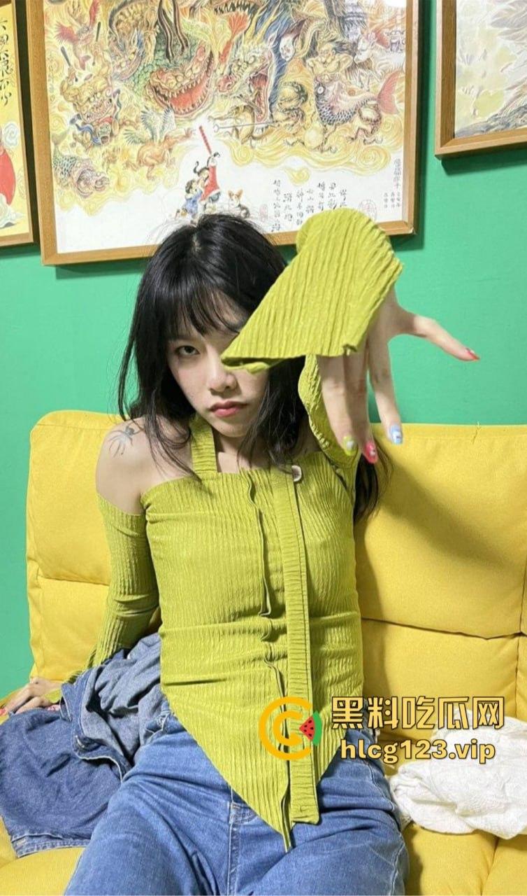 精神小骚妹独自在家玩弄自己！内内纹身自拍，抽烟玩骚，自慰爽到飞起！  第17张