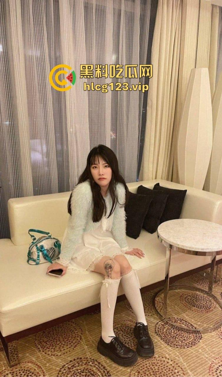 精神小骚妹独自在家玩弄自己！内内纹身自拍，抽烟玩骚，自慰爽到飞起！  第18张