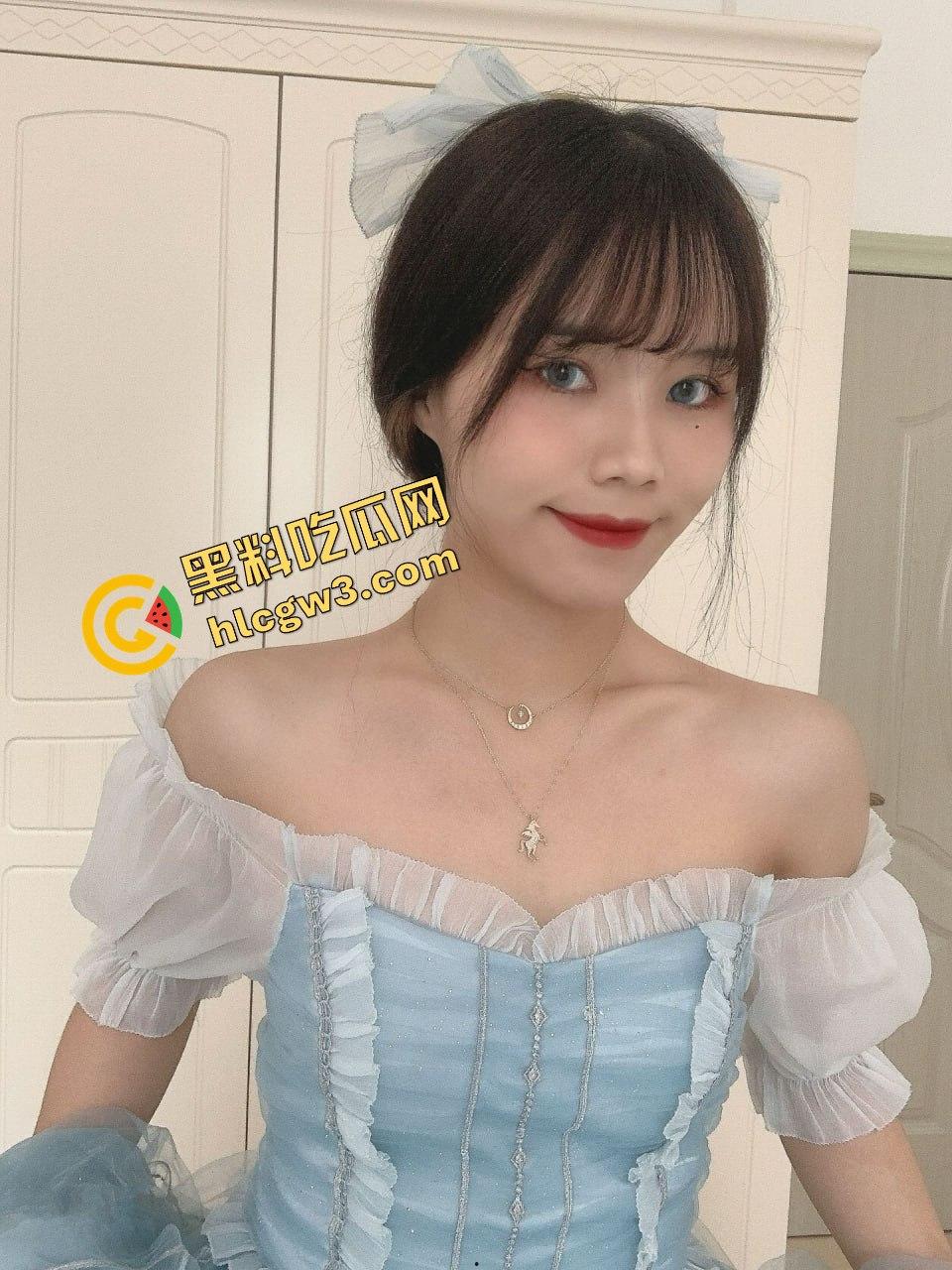 百色职业学院大二骚鸡『徐海欣』给金爸的定制私拍外泄 用笔涂骚奶大力撕逼！独家流出！  第3张